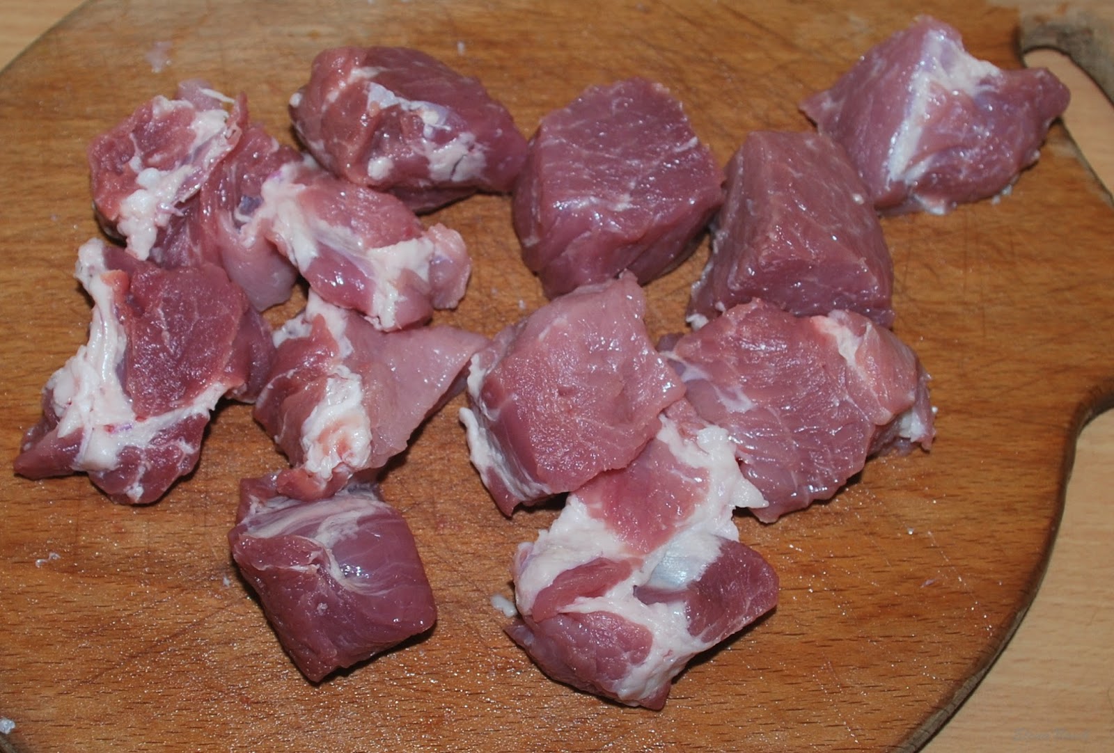 Свиной шашлык с уксусом. Шашлык из свинины без уксуса. Как нарезать мясо на шашлык.