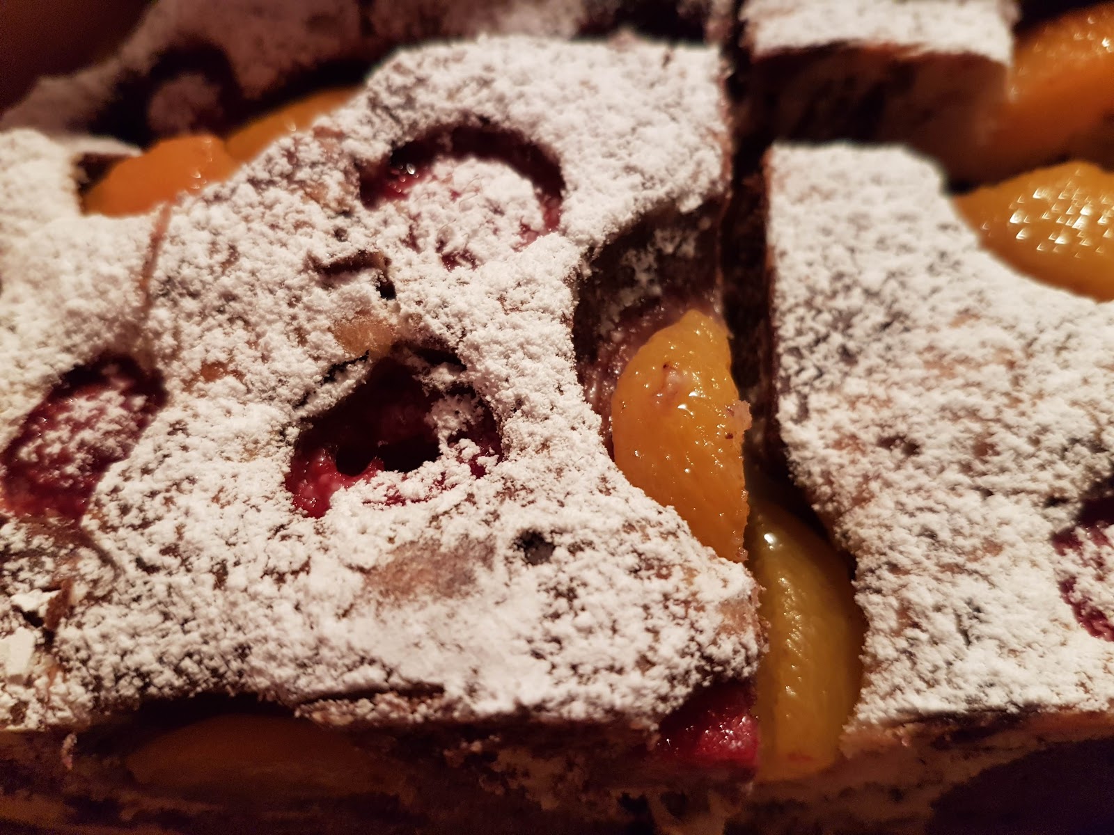 Aus dem Lameng: Stracciatella Marmorkuchen mit Aprikosen und Himbeeren