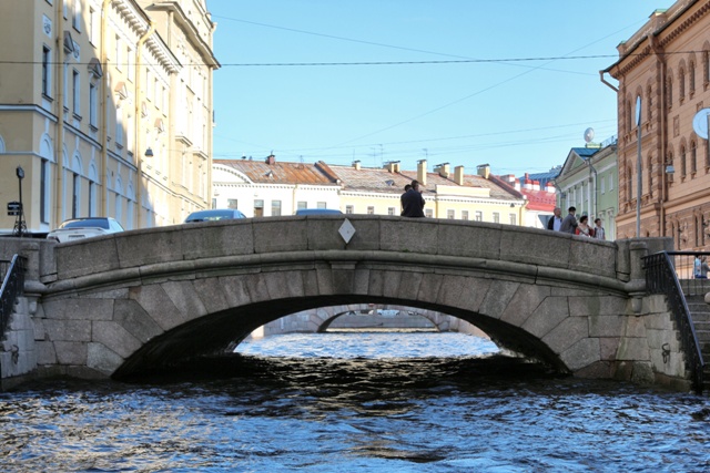 Enamorados sobre el puente en San Petersburgo