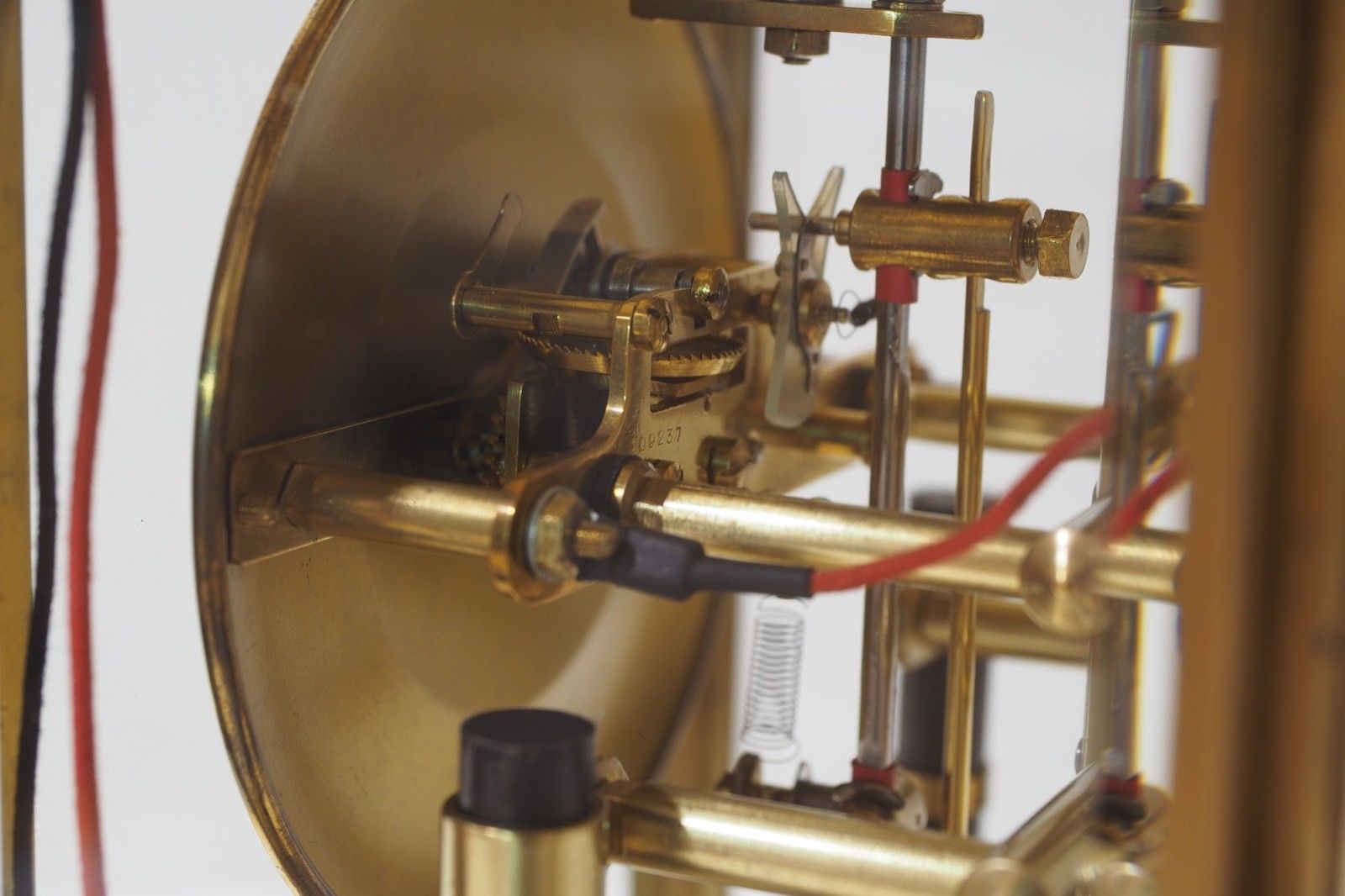 Bulle battery electromechanical pendulum clock