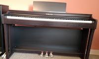 Yamaha CLP725 digital piano picture