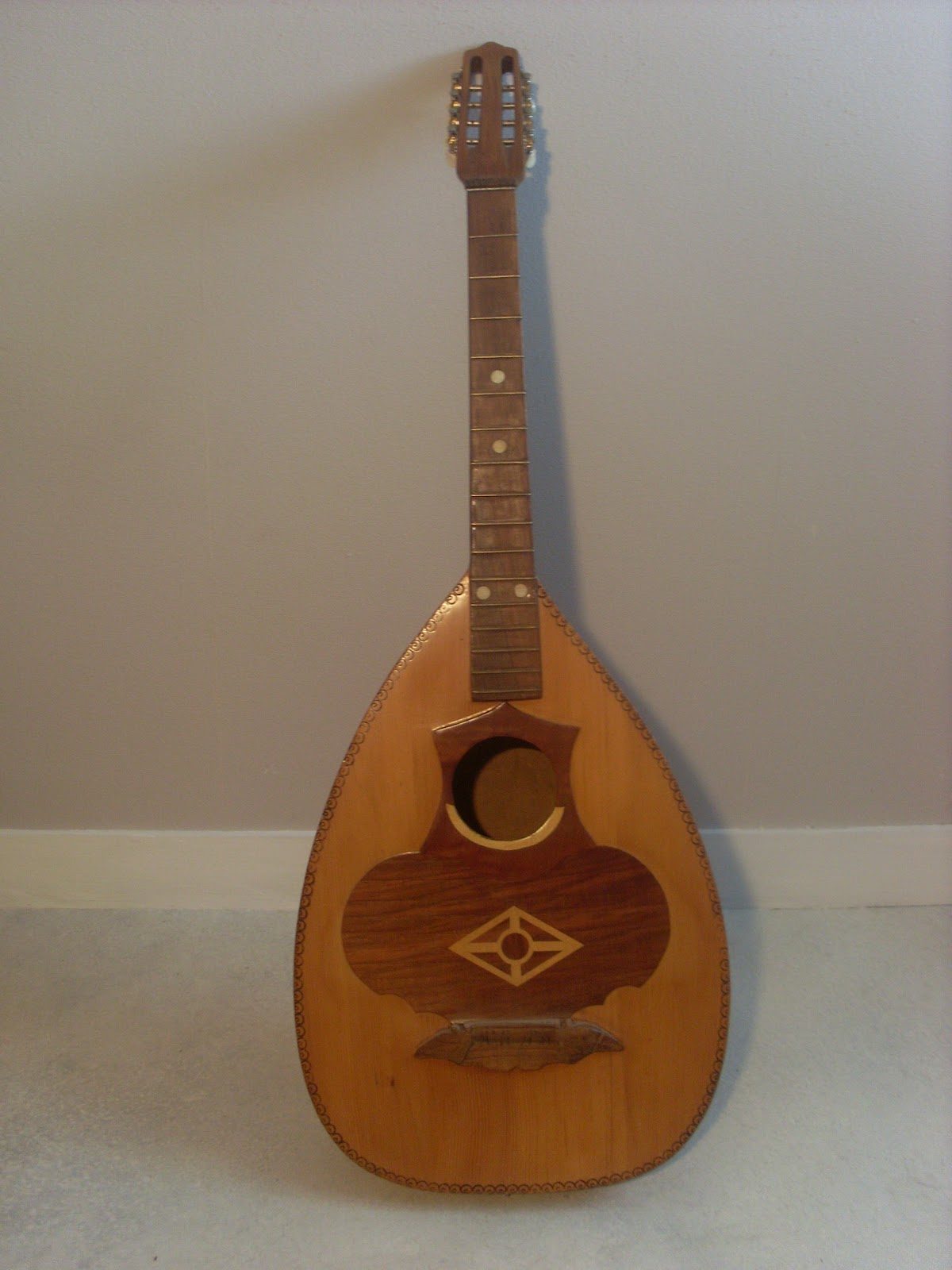 Collection d'instruments à cordes Photo n°21 Mandoloncelle