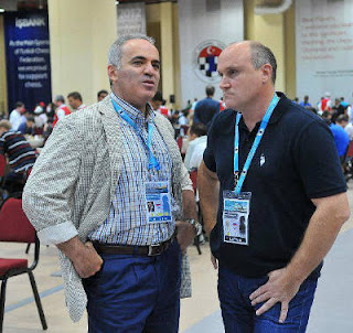 Échecs à Istanbul : Garry Kasparov en compagnie de l'entraîneur russe Yuri Dokhoian © site officiel