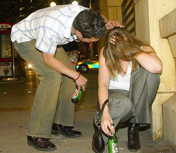 Пьяные девушек снятые на телефон. Пьяные девочки которых. Бухие мужчина и женщина. Пьяные подруги.