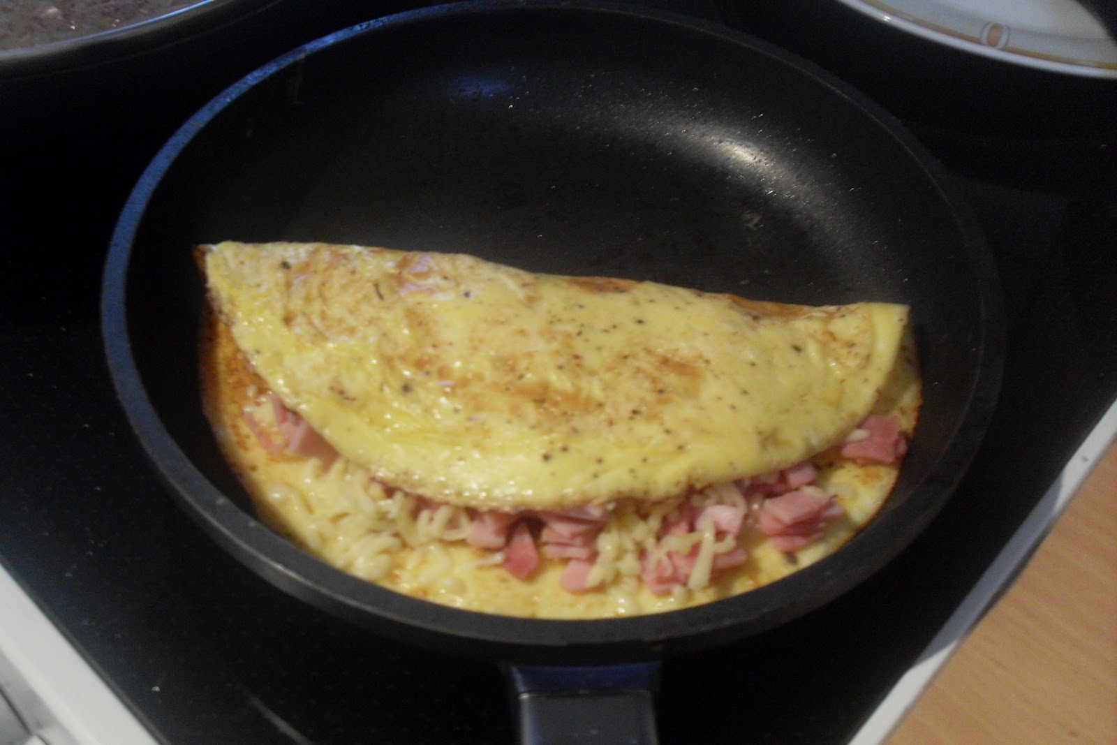 Omelett mit Schinken &amp; Käse (omelett with ham &amp; cheese)