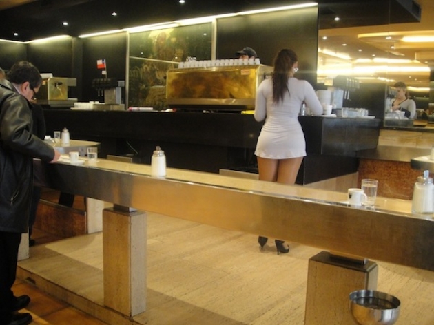 Cafe Con Piernas, Kedai Kopi dengan Pelayan Wanita Seksi - Top Berita Unik dan Aneh