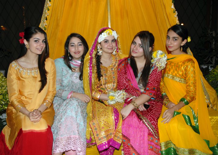 Pakistan: Beautiful desi girls mehndi and shadi dance