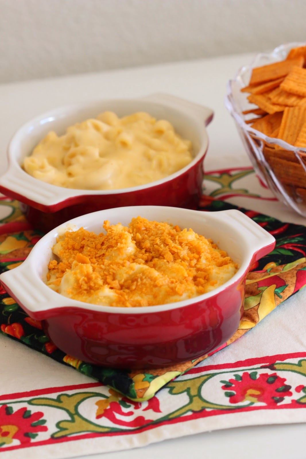Macaroni and Cheese with CheezIt Topping