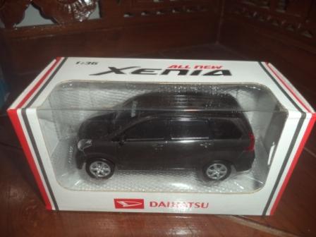 Mainan Miniatur Mobil Daihatsu Xenia Toyota Avanza Diecast Hitam Gambar
