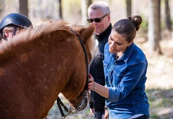 Crown Princess met players and coaches of para football club of IFK Östersund. Adidas Terrex hiking shoes, Levis denim shirt