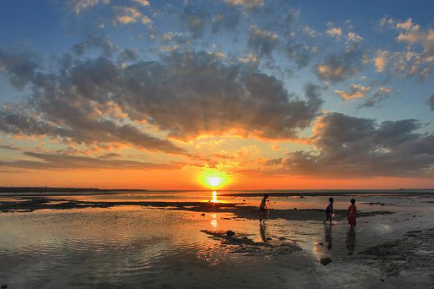 Pantai Lasiana Kupang Pantai Lasiana ialah salah satu objek wisata yang berada di Kota Kupang selain Pantai Ta Pantai Lasiana Kupang