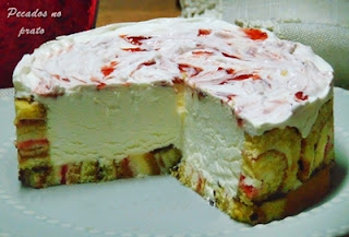 Charlotte com torta de morango