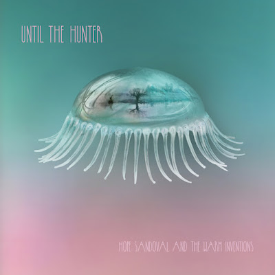 hope-sandoval-mais%2Bavec-classe Hope Sandoval and the Warm Inventions – Until the Hunter
