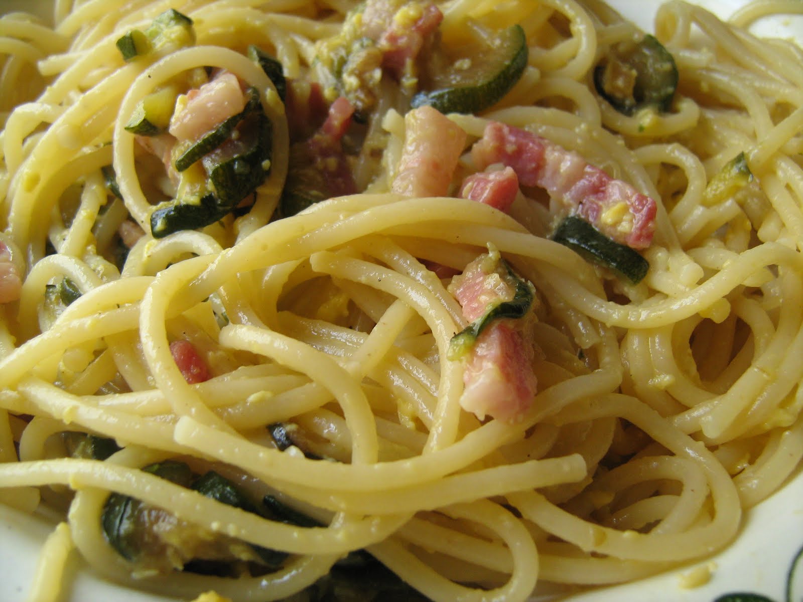 Primi Pasta uovo pancetta e zucchine