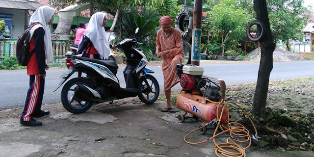 Sudah Terbiasa Hidup Susah, Begini Kisah Ketegeran Nenek Ruminem Tukang Tambal Ban Sudah Terbiasa Hidup Susah, Begini Kisah Ketegeran Nenek Ruminem Tukang Tambal Ban