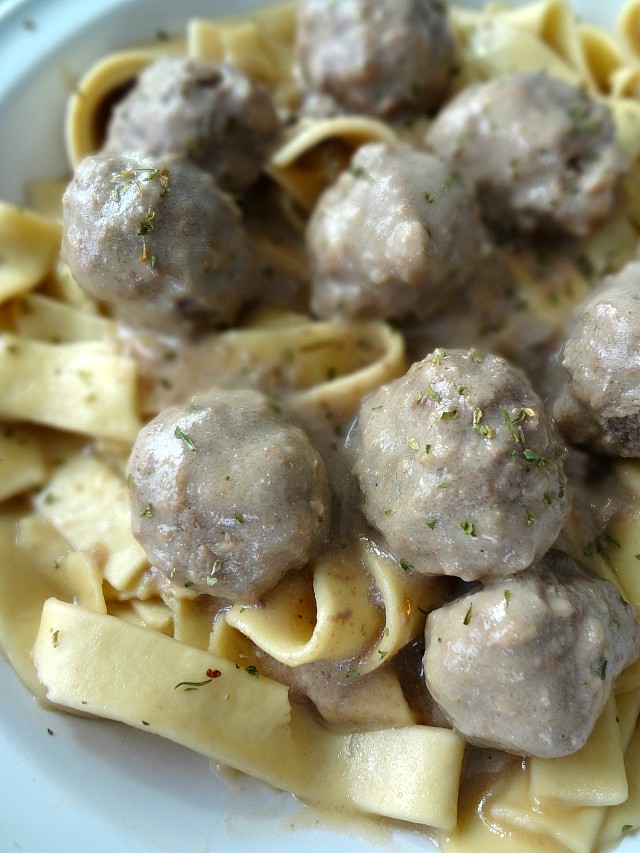 The Cooking Actress: Slow Cooker Swedish Meatballs