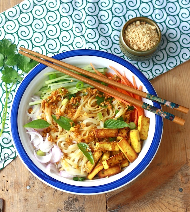 Rice Noodle Salad with Spicy Lemongrass Dressing by SeasonWithSpice.com