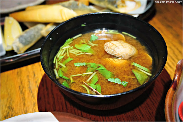 Miso Soup con Almejas Asari en Sakagura, Nueva York 