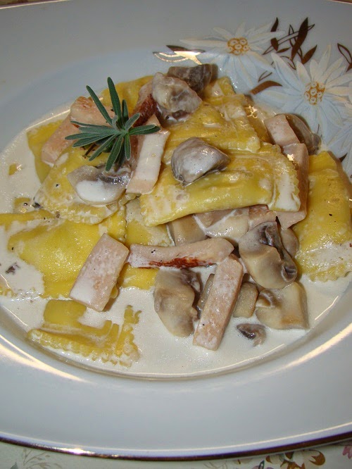 Ravioli cu branza in sos de smantana