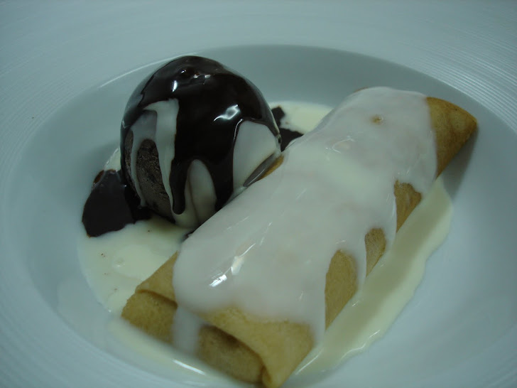 Creps relleno de chocolate blanco caliente con helado de chocolate negro