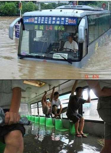 Lustiges Bus fahren in Asien bei Hochwasser Lustiges Bus fahren in Asien bei Hochwasser
