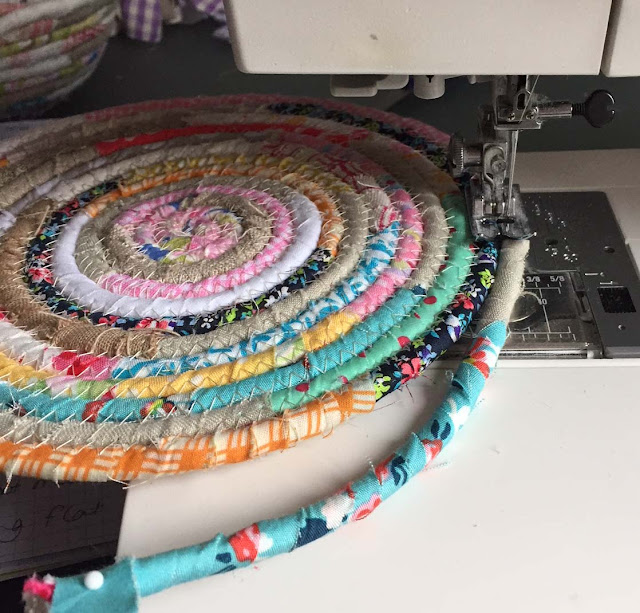 Roxy Creations: Easy rope basket tutorial