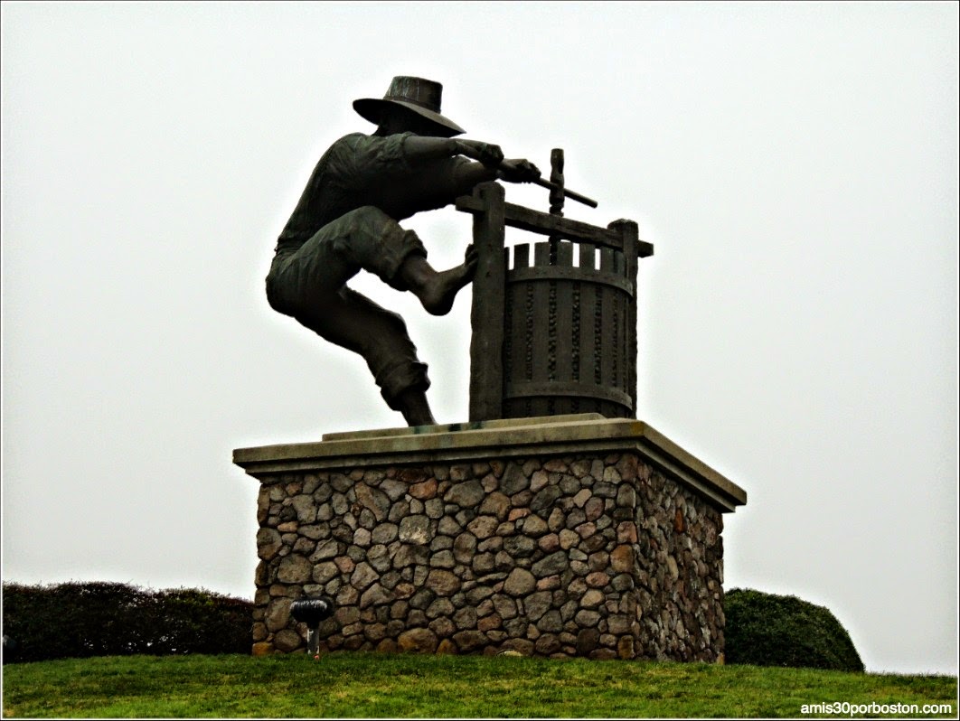 Valle de Napa: Grape Crusher Statue Valle de Napa: Grape Crusher Statue