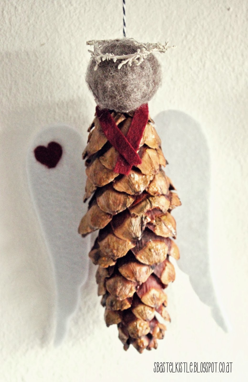 Engel aus Tannenzapfen DIY