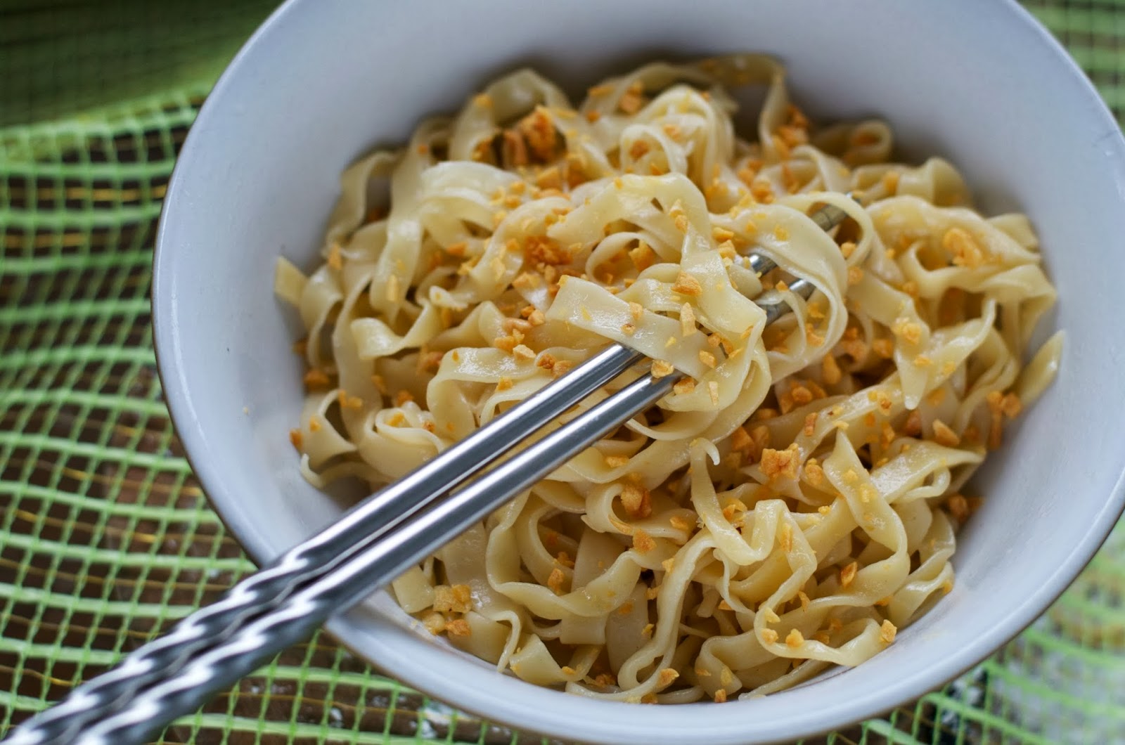 Indonesian Medan Food: Mie Lebar Bawang Putih Vegetarian ( Garlic Noodles )