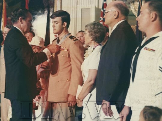Bob Kerry nhận Huân chương Danh dự từ Nixon