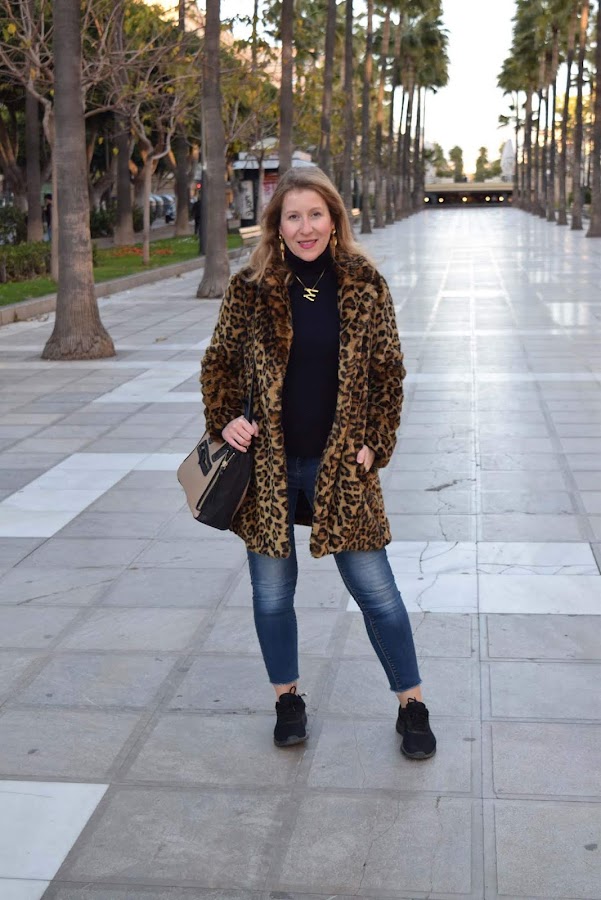 Abrigo_leopardo_con_sneakers