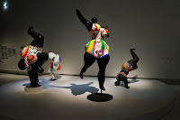 Niki de Saint Phalle (1930-2002) est l’une des artistes les plus populaires du milieu du XXe siècle, à la fois plasticienne, peintre, sculptrice et réalisatrice de films. Si elle est surtout connue du grand public pour ses célèbres « Nanas », son oeuvre s’impose aussi par son engagement politique et féministe et par sa radicalité.    "Accouchement blanc ou Ghéa", 1964 "Leto ou la crucifixion", 1965 King Kong", 1963 daddy la promenade du dimanche "Autel noire et blanc", 1962  «Je n’ai jamais tiré sur Dieu (...), je tire sur l’Eglise»   la toilette le reve de diane daddy 