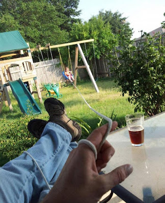 Mann, Bier und Baby Kleinkind spielen lustig Mann, Bier und Baby Kleinkind spielen lustig