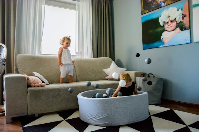 zabawa z basenem kulkowym