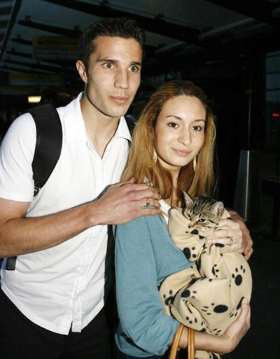 ANAK MENSIA: BOUCHRA VAN PERSIE - WAGS ROBIN VAN PERSIE