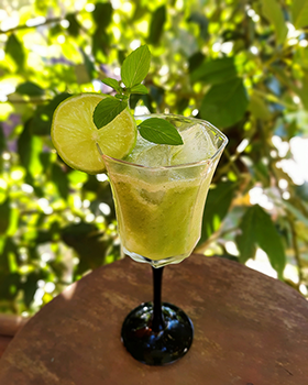 Um refrescante coquetel de uvas verdes com limão e manjericão