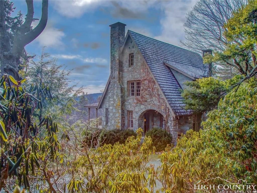 Sweet House Dreams 1930 English Cotswold Stone Cottage in Blowing Rock