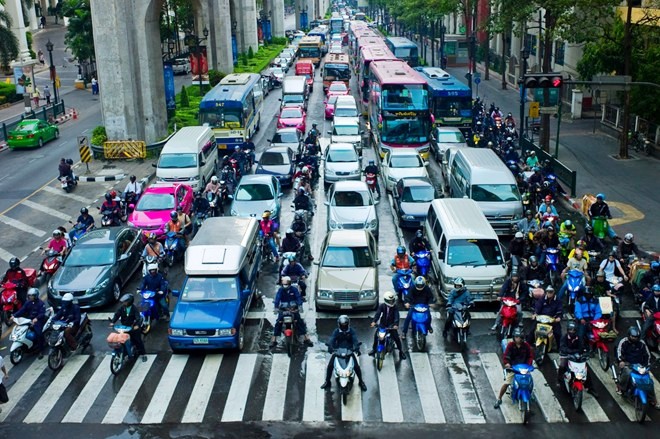 How to cross the street in vietnam