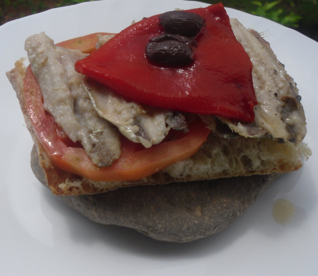 LA COCINA PLURAL PAN DE CRISTAL, TOMATE COR DE BOU Y LOMOS DE SARDINA