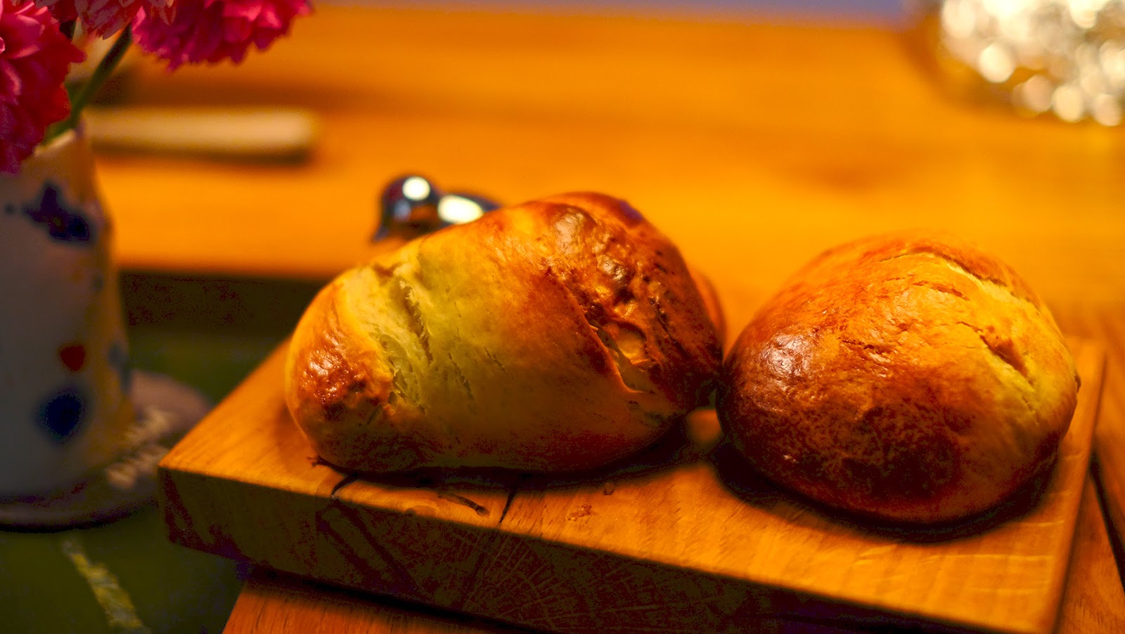 Rosinenbrötchen oder Brioche auf deutsch