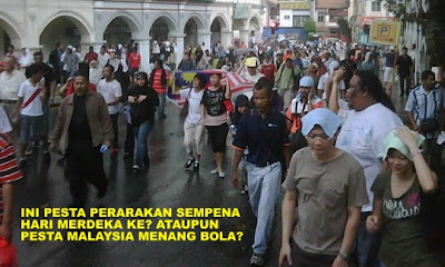 Ini gaya orang2 sedang merusuh ke? Sedang pergi perang?? Kelakar lah! (Do these people look like rioting? Going to war?? That's funny!) www.klakka-la.blogspot