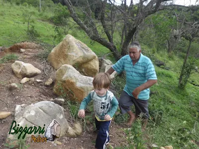 Bizzarri, com seu neto João, fazendo o que mais gosta, garimpando pedras para construções com pedras. Na foto garimpando pedras ornamentais para o paisagismo com pedras, pedras para jardim, pedras para lago de carpas, pedras para caminho, pedras para banco, etc. Adoro garimpar essas pedras pois já imagino as pedras em cada tipo de trabalho com pedras que vou executar.