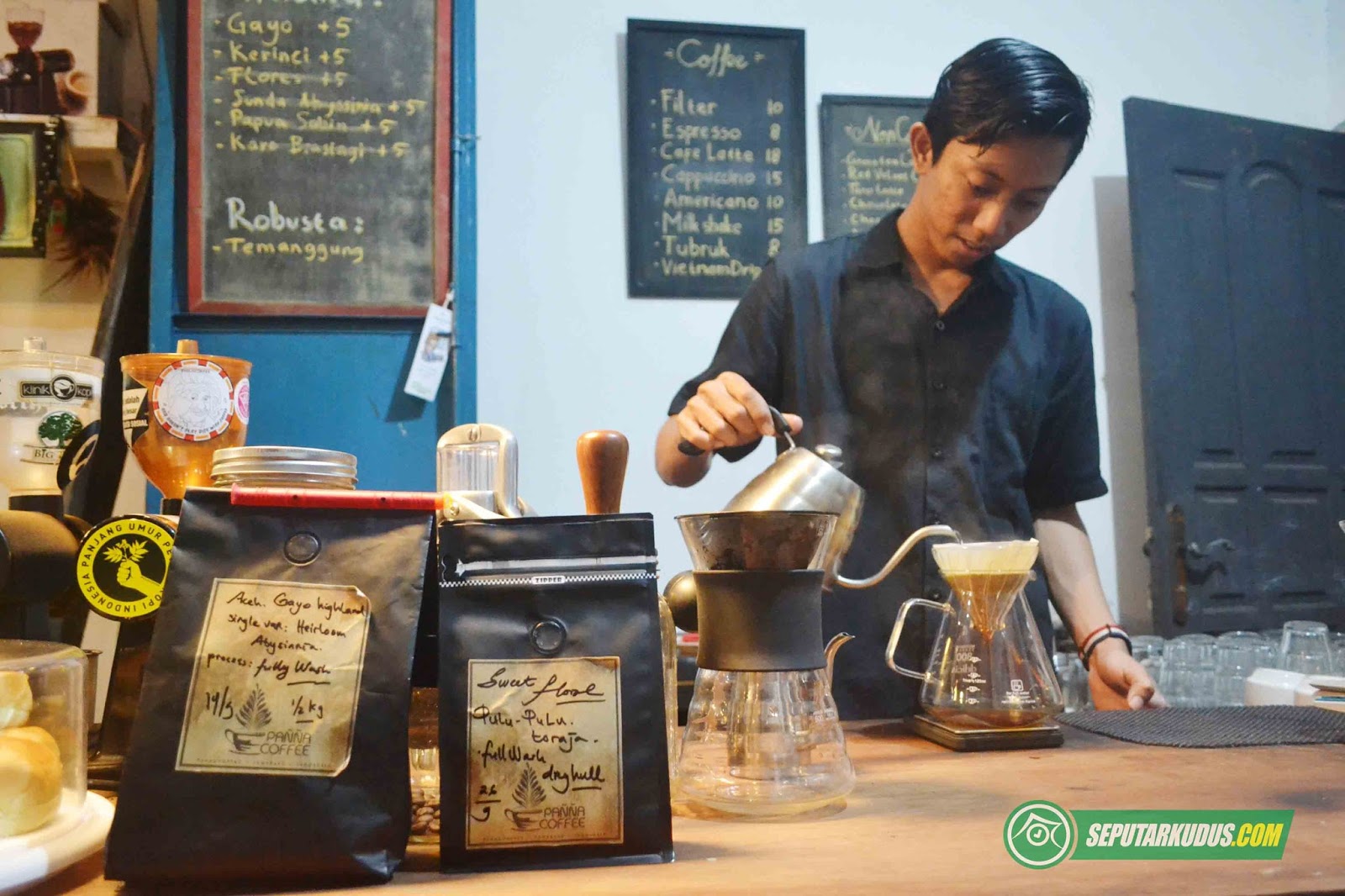 Di Kedai Kopi No. 8 Coffee Shop Kudus, Ada Sajian Kopi Tak Berwarna Pekat Tapi Beraroma Kuat