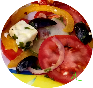 Pas de feuilles de salade : les tomates et les concombres constituent la base de ce plat