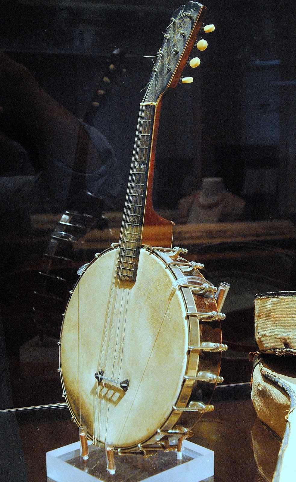 Camera on King & Aurora : Banjo is actually a 'banjolin', says Bob