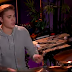 Justin Bieber toca bateria em talk show