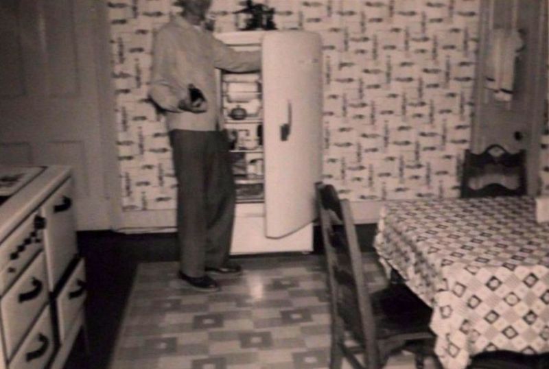 25 Vintage Photos Show What People Often Had in the Refrigerators From
