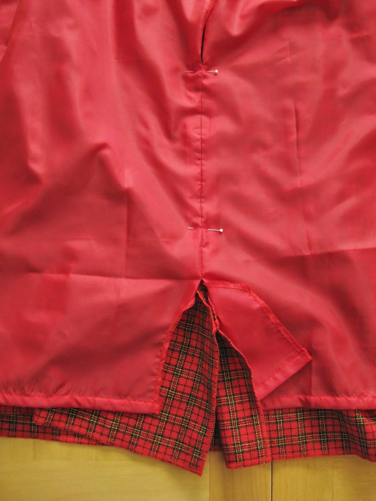 Шлица с подкладкой. Юбка на подкладке со шлицей. Юбка шлица подклад. Юбка шлица подклад. Шлица в юбке с подкладкой.