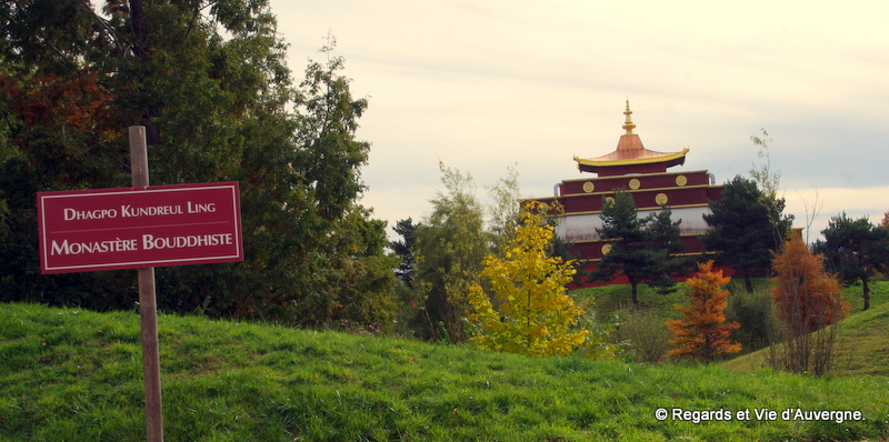Visitons l'Auvergne : le monastère Bouddhiste Dhagpo Kundreul Ling à ...