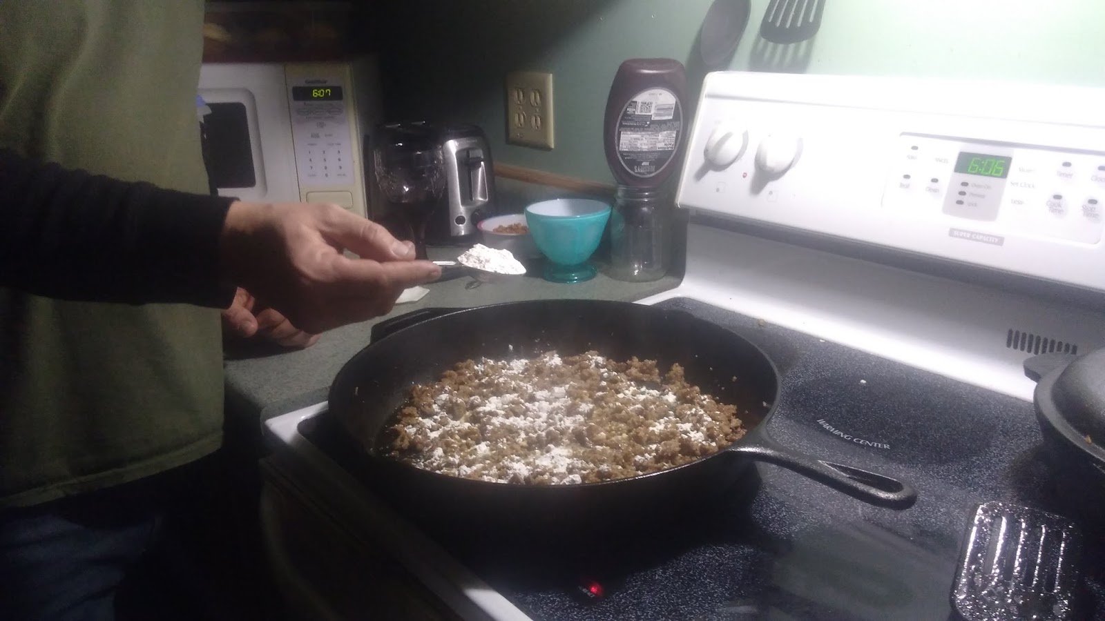 Cast Iron For Beginners Easy Sausage Gravy and Biscuits.